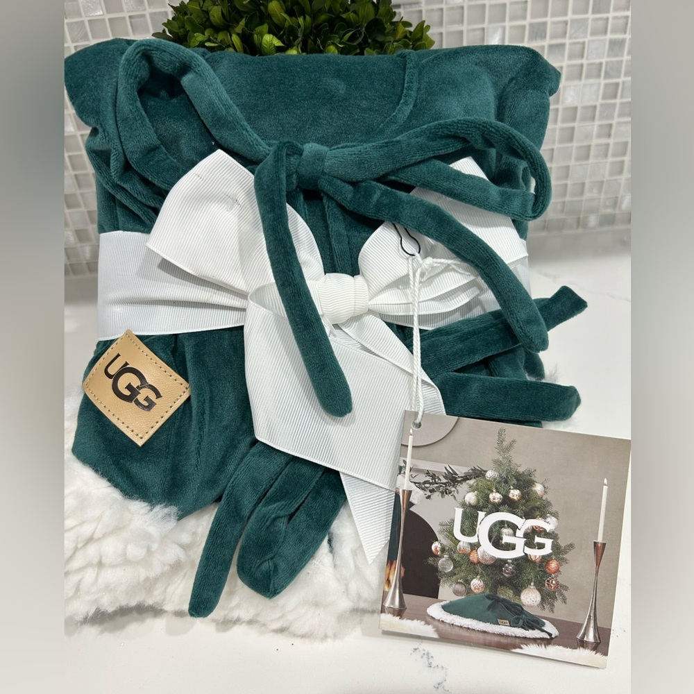 - Ugg NWT bliss mini tree skirt